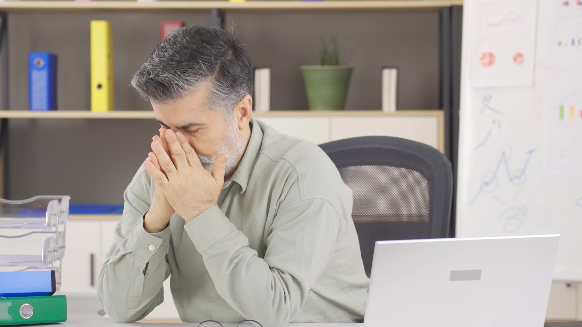 S1E5 - Can They Price to Win? Boardroom Battleground: The Cash Flow Crisis